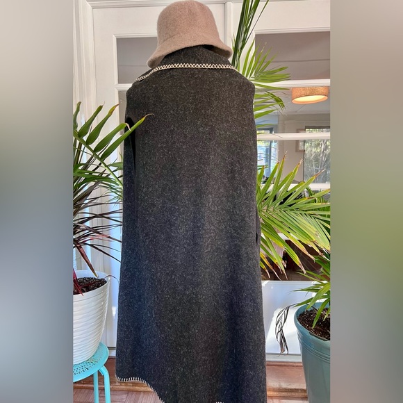 Long fashionable Poncho!!! - Picture 2 of 2